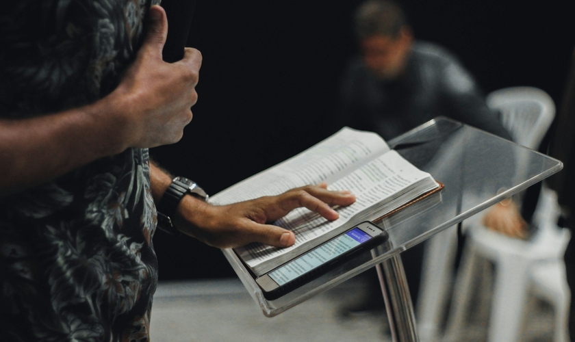 Pesquisa aponta que pastores defendem cautela no uso da IA para interpretar as Escrituras. (Foto: Unsplash / Nicholas Benaya)