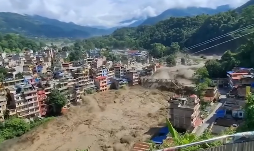 Enchente repentina e violenta avança sobre construções no Nepal, deixando dezenas de mortos. (Captura de tela/YouTube/BBC)