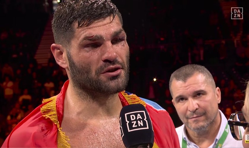 Filip Hrgović exaltou a Deus após a vitória. (Foto: Reprodução/YouTube/ DAZN Boxing).