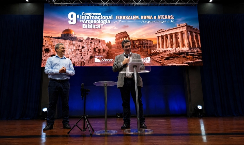Ariel Horovitz (à esquerda), diretor e fundador do Moriah International Center, e Sergio Napchan (ao centro), diretor executivo da Confederação Israelita do Brasil (Conib), durante o congresso. (Foto: Silas Anastácio)