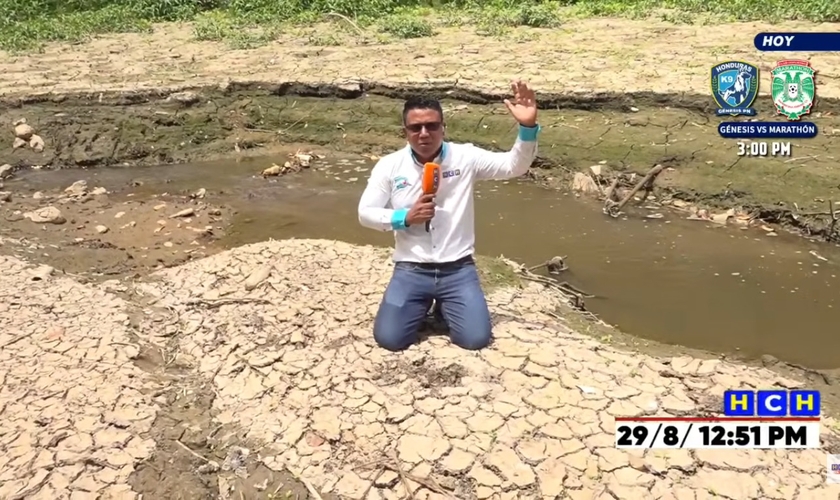 O jornalista Bridel Euceda orou à beira de um rio seco. (Foto: Reprodução/YouTube/HCTV En Vivo).