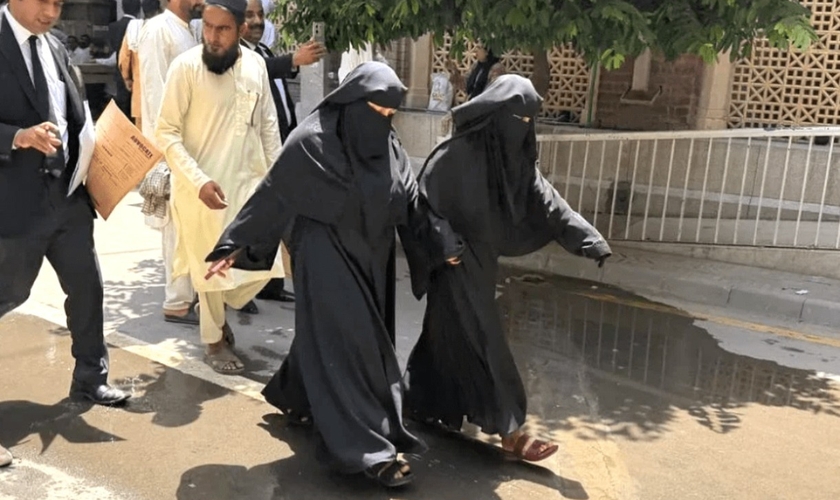 Neha Faqir (à direita) em traje islâmico a caminho do tribunal em Lahore. (Foto: CSI).