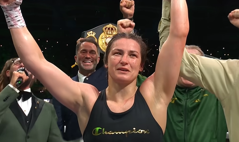 Katie Taylor comemora a vitória em sua última luta profissional, no Croke Park, em Dublin. (Captura de tela/YouTube/DAZN Boxing)