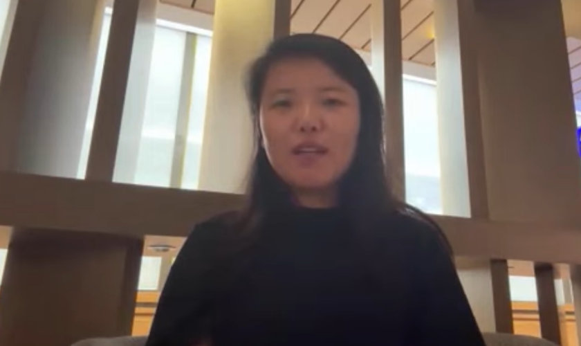 Ruth Wang chega ao Aeroporto Internacional de Taoyuan, em Taiwan. (Captura de tela/YouTube/AP)
