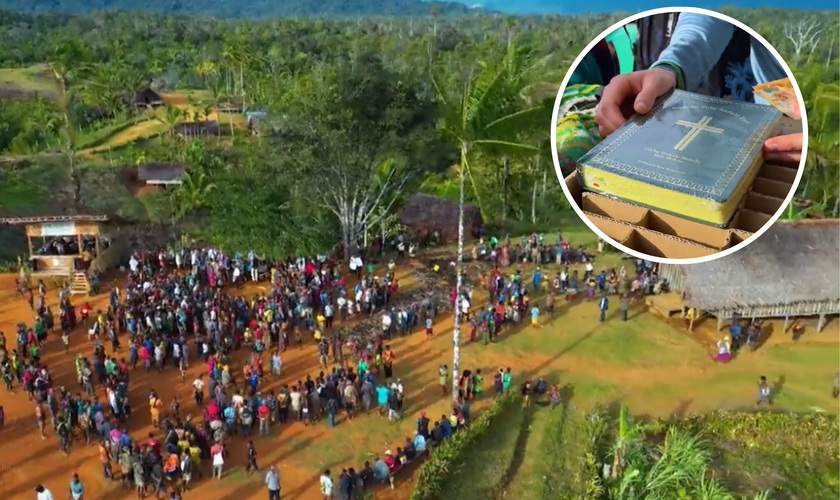 Moradores de uma região remota de Papua-Nova Guiné se reúnem para receber o Novo Testamento traduzido para a língua Onobasulu. (Captura de tela/CBN News)