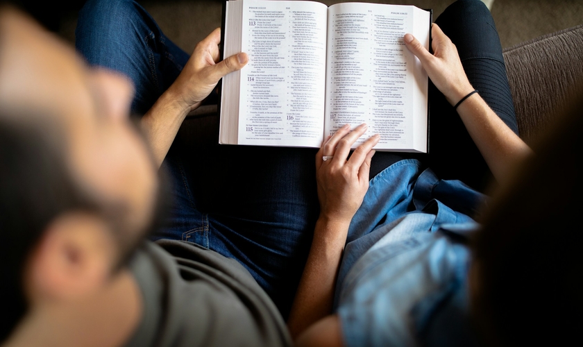 Segundo pesquisa, 50,4% dos evangélicos entrevistados afirmam ler a Bíblia todos os dias. (Foto representativa: Cassidy Rowell / Unsplash)