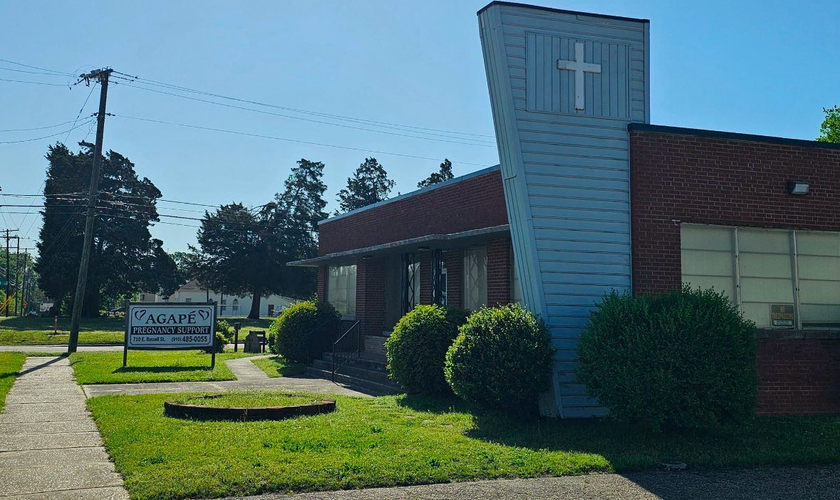 Sede da Agape Pregnancy Support Services, em Fayetteville, na Carolina do Norte, que funciona no prédio de uma antiga clínica de aborto. (Foto: LifeNews)  