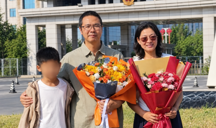 O pastor Lian Xuliang, recentemente libertado, aparece ao lado de sua família em Xi’an, na província de Shaanxi, China. (Foto: ChinaAid)