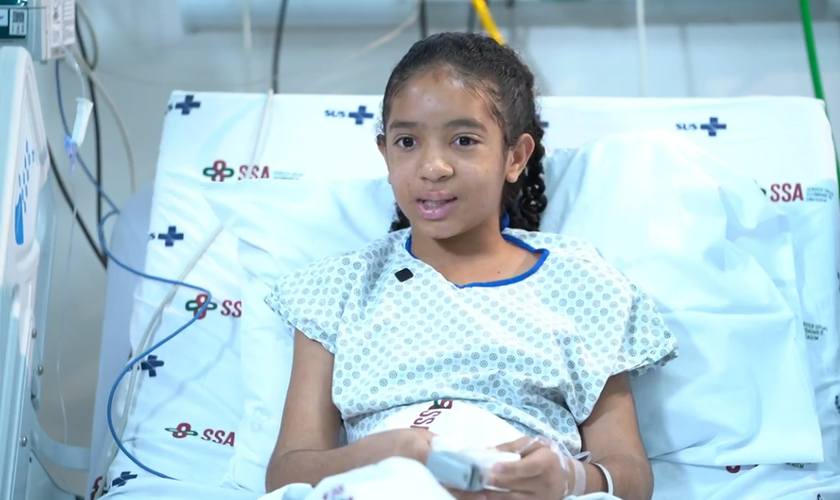 Safira agradecendo a Deus no hospital. (Foto: Reprodução/g1/Fantástico)