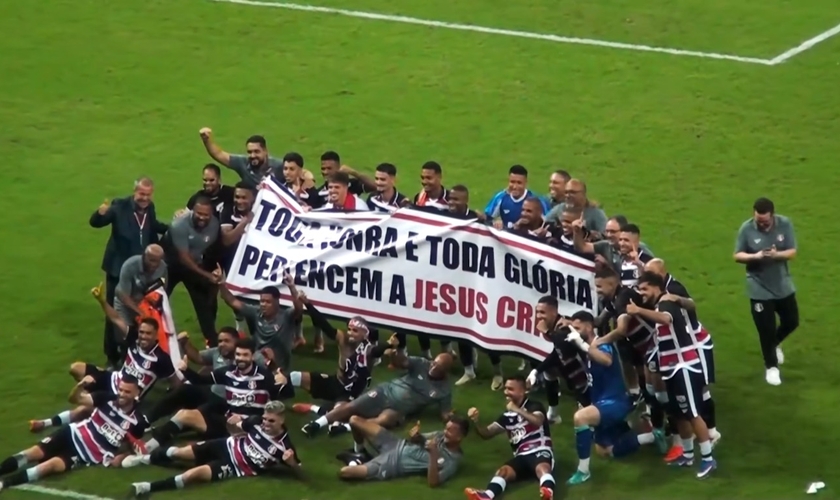 Os jogadores exibiram uma grande faixa exaltando a Jesus. (Foto: Reprodução/YouTube/Roberto Nascimento Conta Aí).