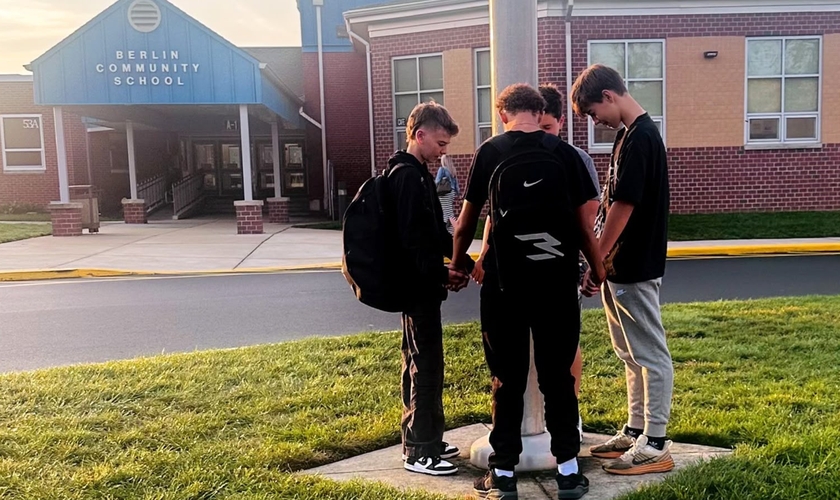 Estudantes cristãos se mobilizaram para falar de Jesus com seus colegas. (Foto: Reprodução/AG News)