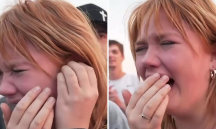 Jovem se emociona ao testemunhar que voltou a ouvir pelo ouvido esquerdo após oração em evento de louvor. (Captura de tela/Instagram/Sean Feucht)
