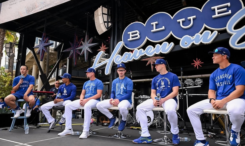 Da esquerda para a direita: jogadores dos Dodgers Tommy Edman, Mookie Betts, Blake Treinen, Justin Wrobleski, Evan Phillips e Alex Call durante o Faith Day, em 20 de setembro de 2026. (Foto: Instagram/acad_8)