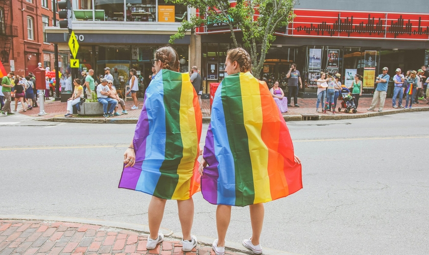 Maioria dos evangélicos brasileiros não aprovam casamento gay. (Foto representativa: Mercedes Mehling / Unsplash)