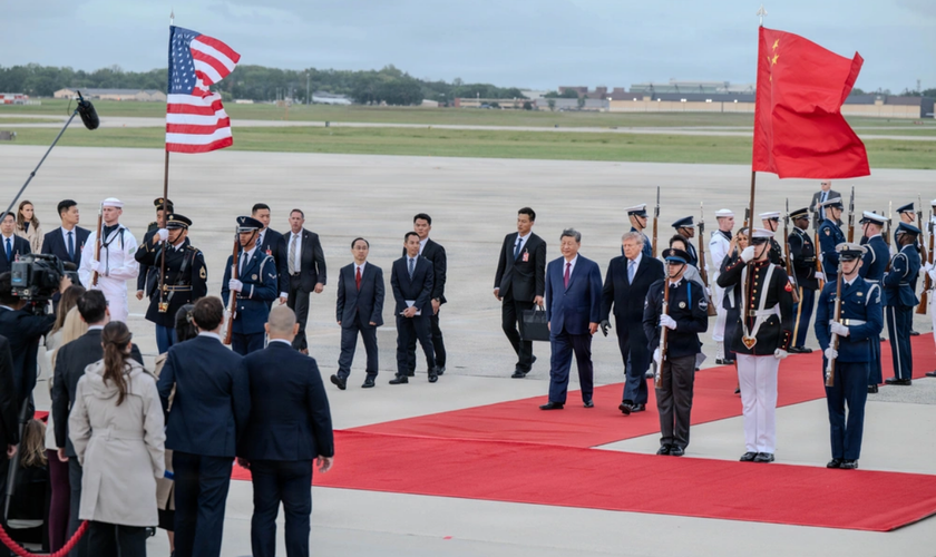 Trump e Xi Jinping durante a cerimônia de boas-vindas ao presidente chinês na Joint Base Andrews, em Maryland, nesta quarta-feira (23). (Foto: Senior Airman Gabriel Jones/U.S. Air Force).