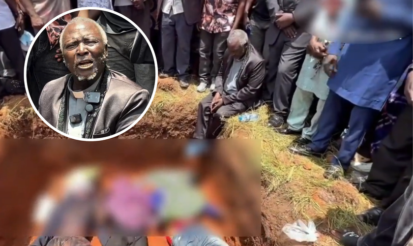 Pastor Ezekiel Dachomo, desolado, sentado à beira da cova com os corpos de três membros de sua igreja. (Captura de tela/YouTube/No Weapon Ministries)