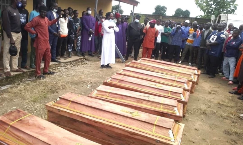 Funeral de cristãos mortos em 28 de agosto de 2025, no condado de Kauru, no estado de Kaduna, na Nigéria. (Foto: Iliya Tata/Christian Daily International-Morning Star News)