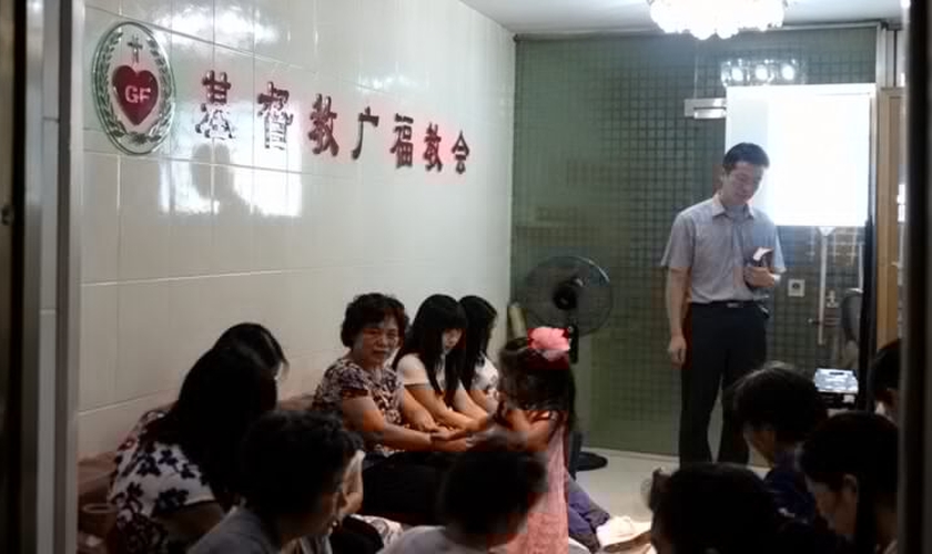 Membros da Guangfu Church durante uma reunião da igreja doméstica em Guangzhou, na China. (Foto: ChinaAid)