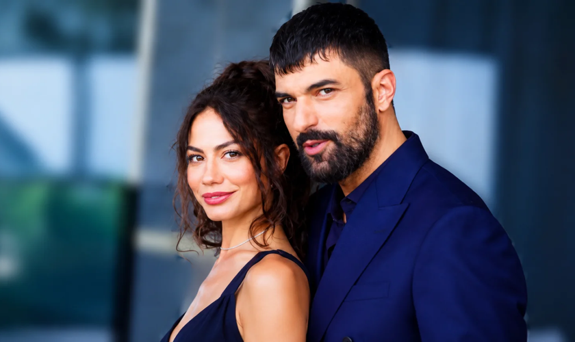 Demet Özdemir (Farah Erşadi) e Engin Akyürek (Tahir Lekesiz), protagonistas da série Meu Nome é Farah. (Foto: Divulgação) 
