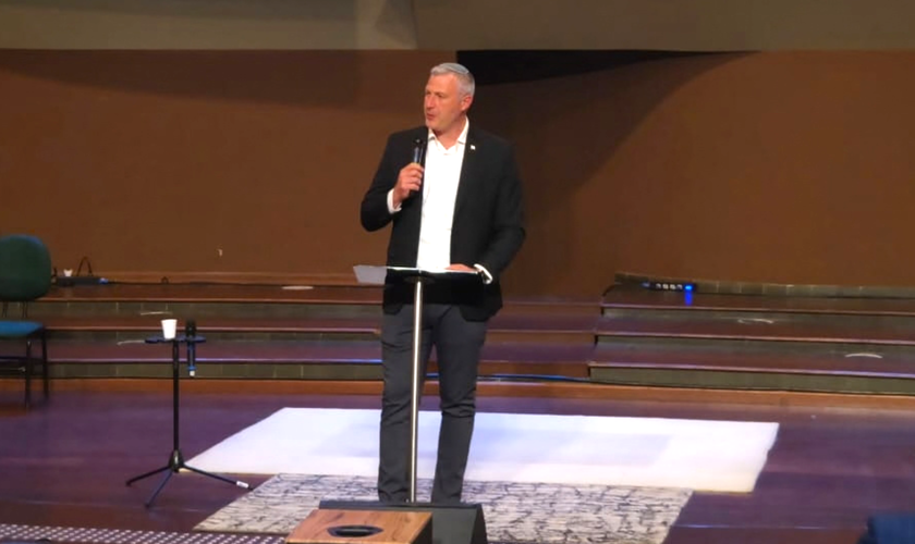 Rafael Rozenszajn durante palestra na Igreja Batista em Perdizes, em São Paulo. (Foto: Silas Anastácio)