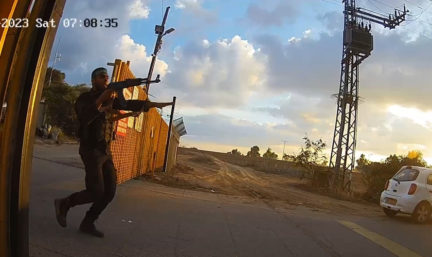 Homens armados do Hamas invadindo o portão do Kibutz Alumim em 7 de outubro de 2023. (Foto: Wikimedia)