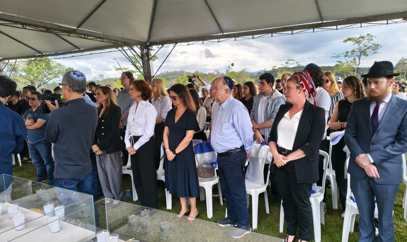 Cerimônia no Cemitério Israelita do Embu, em São Paulo, homenageia as vítimas do massacre de 7 de Outubro em Israel. (Foto: Silas Anastácio)