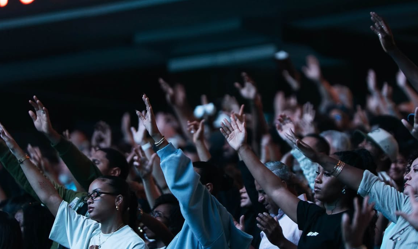 Multidão de cristãos participa de noite de oração e adoração no AT&T Stadium, no Texas, EUA. (Foto: Instagram/2819Church)