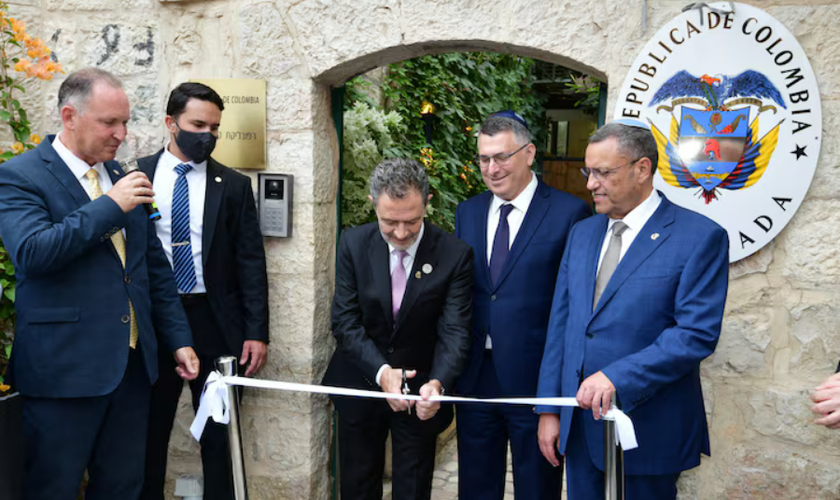 O chanceler colombiano Omar Bula corta a fita enquanto Gideon Saar observa na inauguração da embaixada da Colômbia em Jerusalém, em 14 de outubro de 2026. (Foto: Rafi Ben Hakoon / GPO)