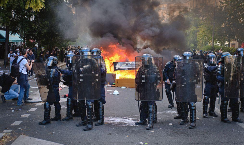 Protestos contra o aumento do custo de vida provocaram confrontos, saques e incêndios em diversas cidades francesas. (Foto: Jorge Jaramillo / Wikimedia Commons)