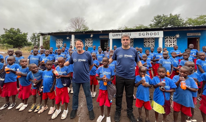 Pastores Marcos Corrêa e Elias Caetano com crianças atendidas pela Escola Umodzi, na África. (Foto: Arquivo pessoal)
