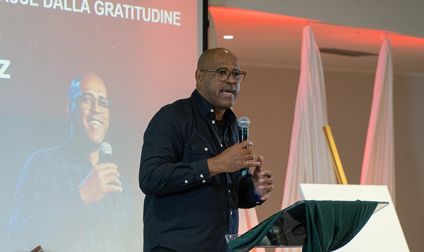 O missionário Oseias Luiz Ferreira na conferência Missão Reversa. (Foto: Guiame/Marcos Paulo Corrêa).