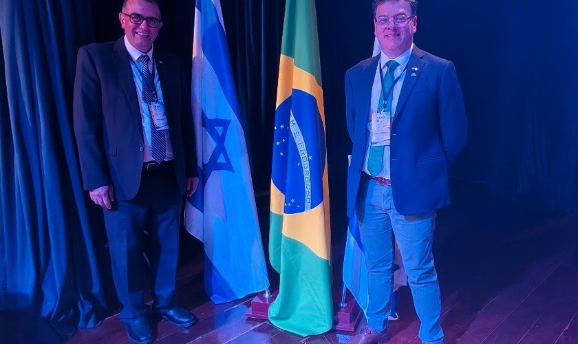 Da esquerda para a direita, Yosef Penhos, diretor regional do Ministério do Turismo de Israel para Espanha e América Latina, e Paulo C. Barbosa, diretor do órgão para o Brasil. (Foto: Silas Anastácio)