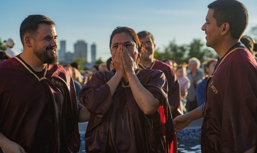 Mulher se emociona após batismo na igreja Más que Vencedores, no Paraguai. (Foto: MQV)