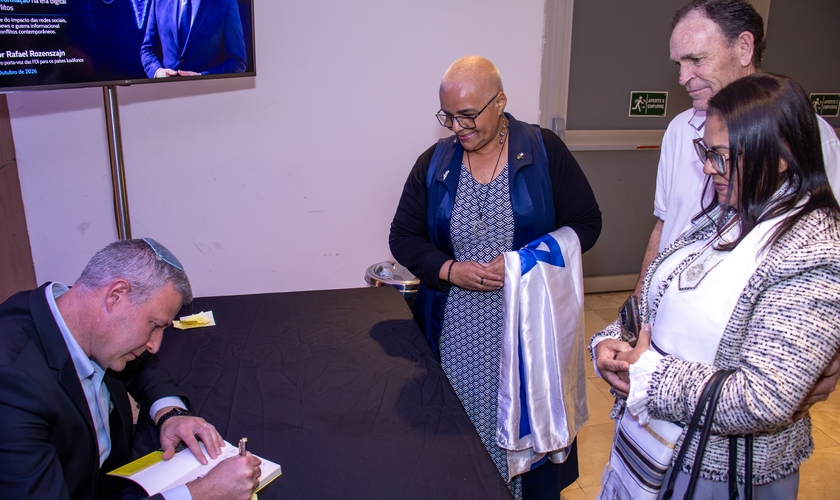 Major Rafael Rozenszajn autografa seu livro durante encontro na Hebraica, em São Paulo. (Foto: Nathalie Zveibil Coifman/Nathi.Photos)