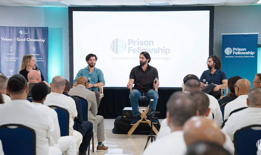 Noah, Abe Bueno-Jallad e George conversaram com os detidos em uma prisão no Texas. (Foto: Reprodução/YouTube/Prison Fellowship)