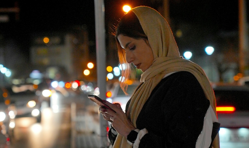Cristãos iranianos encontram nos cultos online uma forma de fortalecer a fé em meio à perseguição. (Foto representativa: Rafiee Artist/Unsplash)