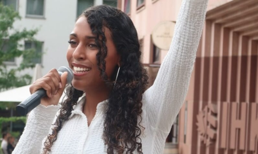 Hoje, Lisa serve como evangelista. (Foto: Revive).