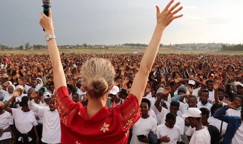 A evangelista Tamryn Klintworth é fundadora do ministério In His Name, que realiza cruzadas na África. (Foto: Reprodução/Facebook)