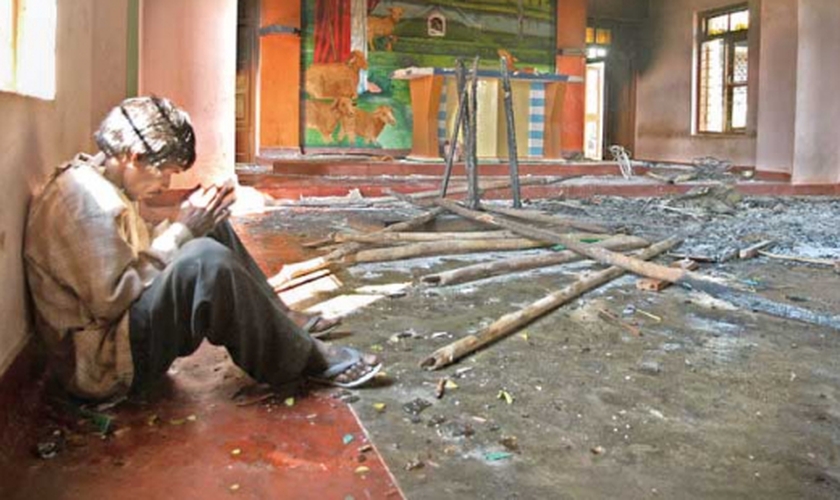 Imagem ilustrativa. Homem indiano orando em igreja destruída. (Foto: Barnabas Fund)