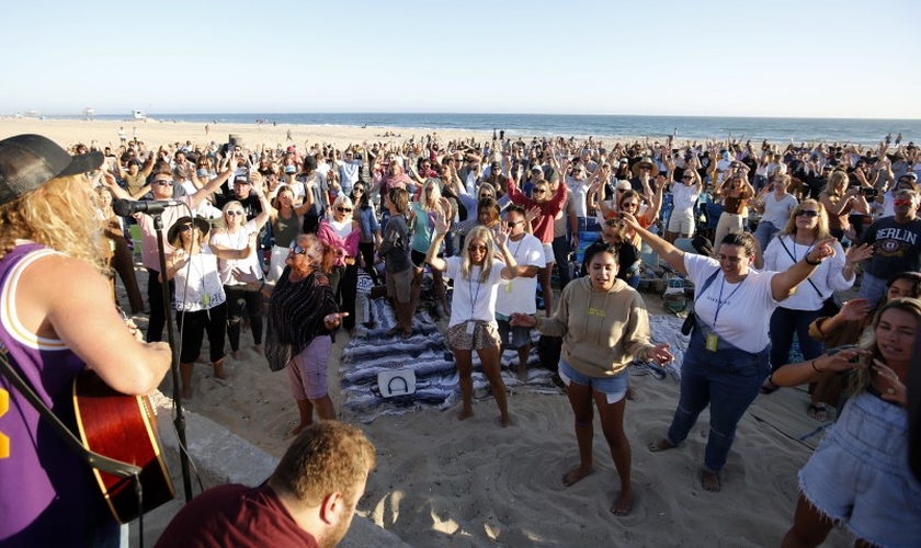 Centenas de pessoas se uniram para adoração em Huntington Beach. (Foto: Raul Roa/Times Community News)