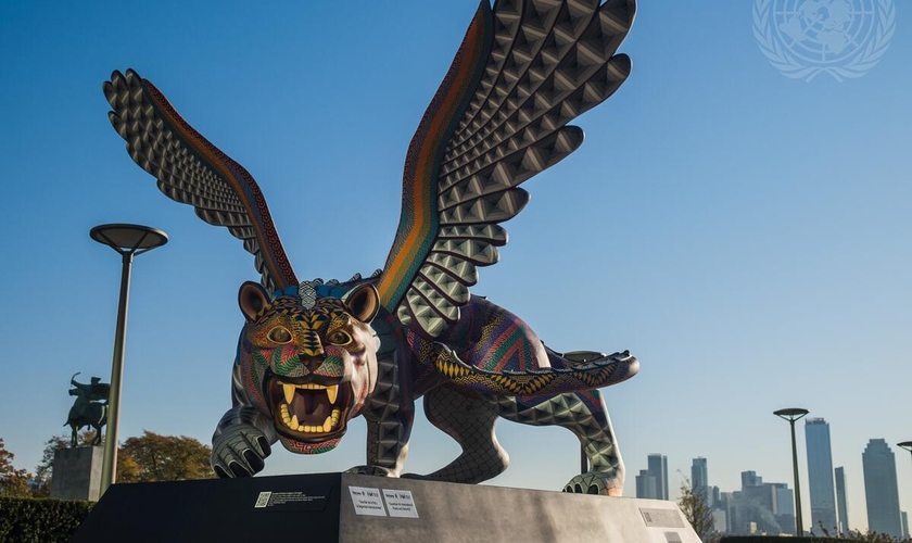 A polêmica escultura foi exibida na Sede da ONU em 9 de novembro de 2021. (Foto: ONU/Manuel Elías)