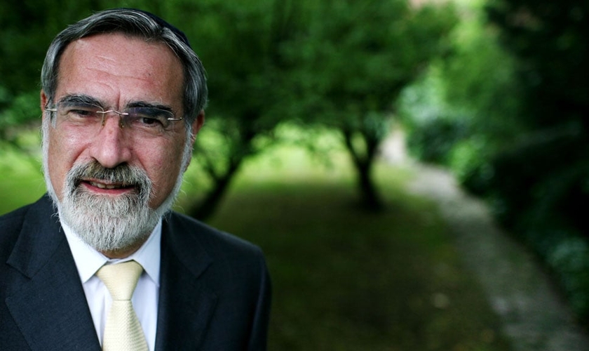 Líder da maior sinagoga do Reino Unido, o rabino Jonathan Sacks tem uma excelente relação com ateus convictos. (Foto: The Times UK)