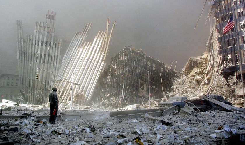 Homem em frente aos escombros de uma das torres do World Trade Center, nos EUA. (Foto: Doug Kanter/AFP/Getty Images)