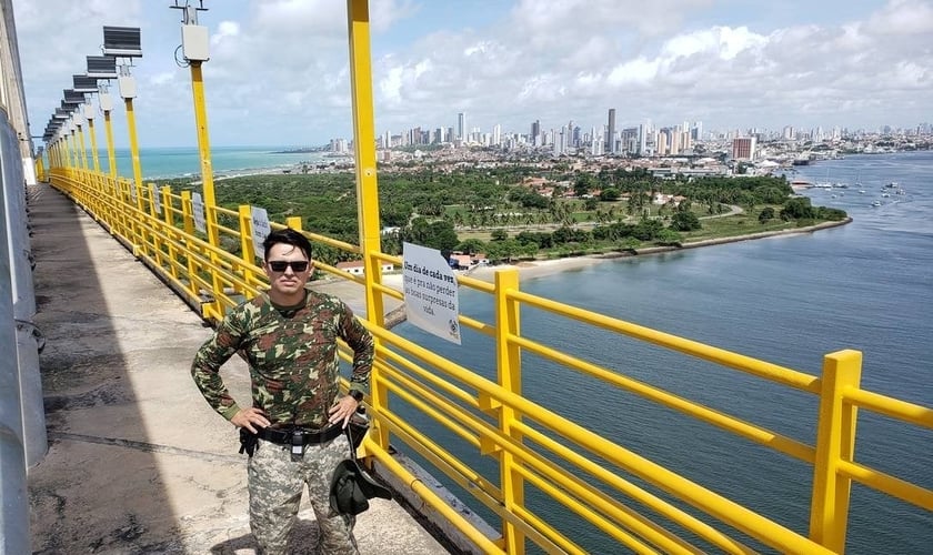 Pastor Rubens Medeiros na Ponte Newton Navarro, em Natal. (Foto: Dinarte AssunÃ§Ã£o/AgÃªncia O Globo)