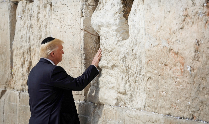 Presidente dos EUA, Donald Trump, orou no Muro das Lamentações, em Jerusalém, em 22 de maio de 2017. (Foto: Nati Shohat/Flash90)