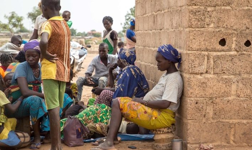 Deslocados internos buscam campos de refugiados para conseguir abrigo e alimentos, em Burkina Faso. (Foto: AFP)