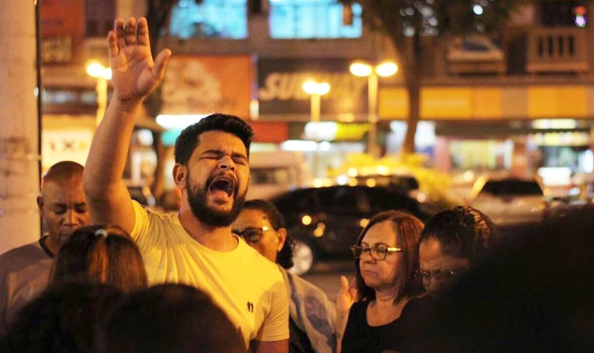 Aleff Amorim durante evangelismo de rua. (Foto: Aleff Amorim)