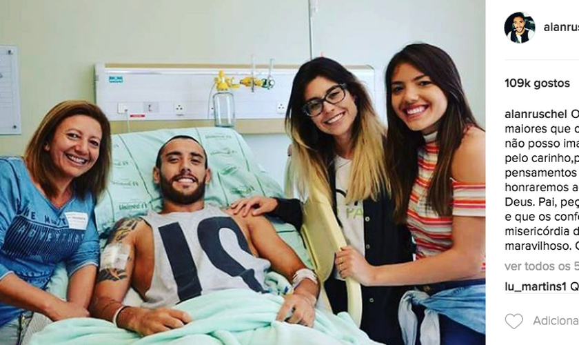 Na imagem, Alan está ao lado de sua mãe, noiva e irmã ainda no leito do hospital. (Foto: Reprodução/Instagram)