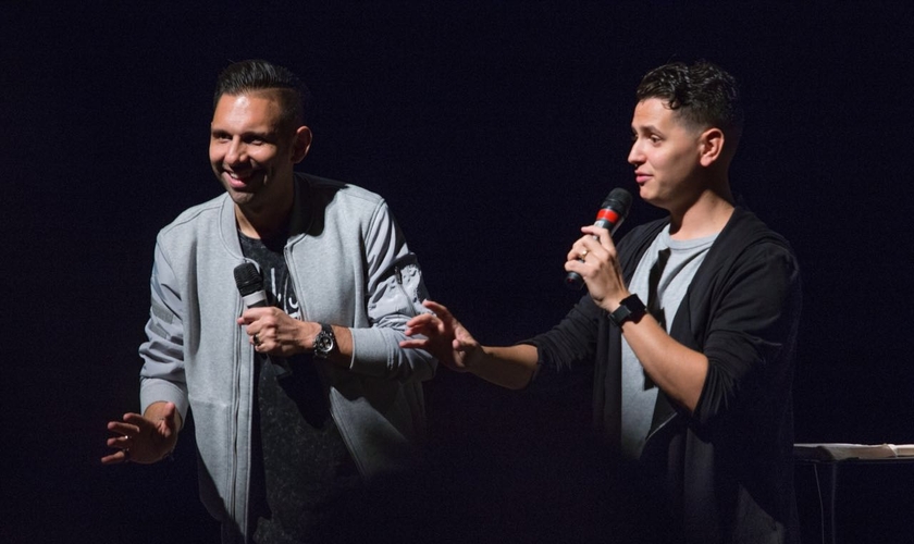 Chris Mendez (à esquerda) é pastor das igrejas em São Paulo e Buenos Aires. (Foto: Divulgação/Hillsong São Paulo)