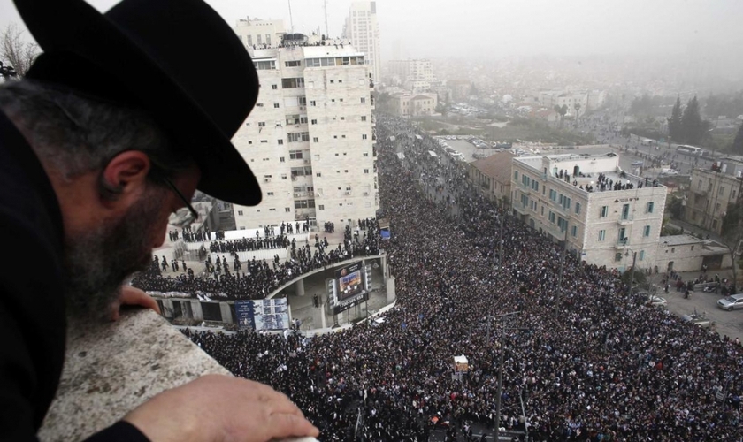 Judeu ultra-ortodoxo olha para um evento de oração em massa em Jerusalém. (Foto: Reuters/Darren Whiteside)
